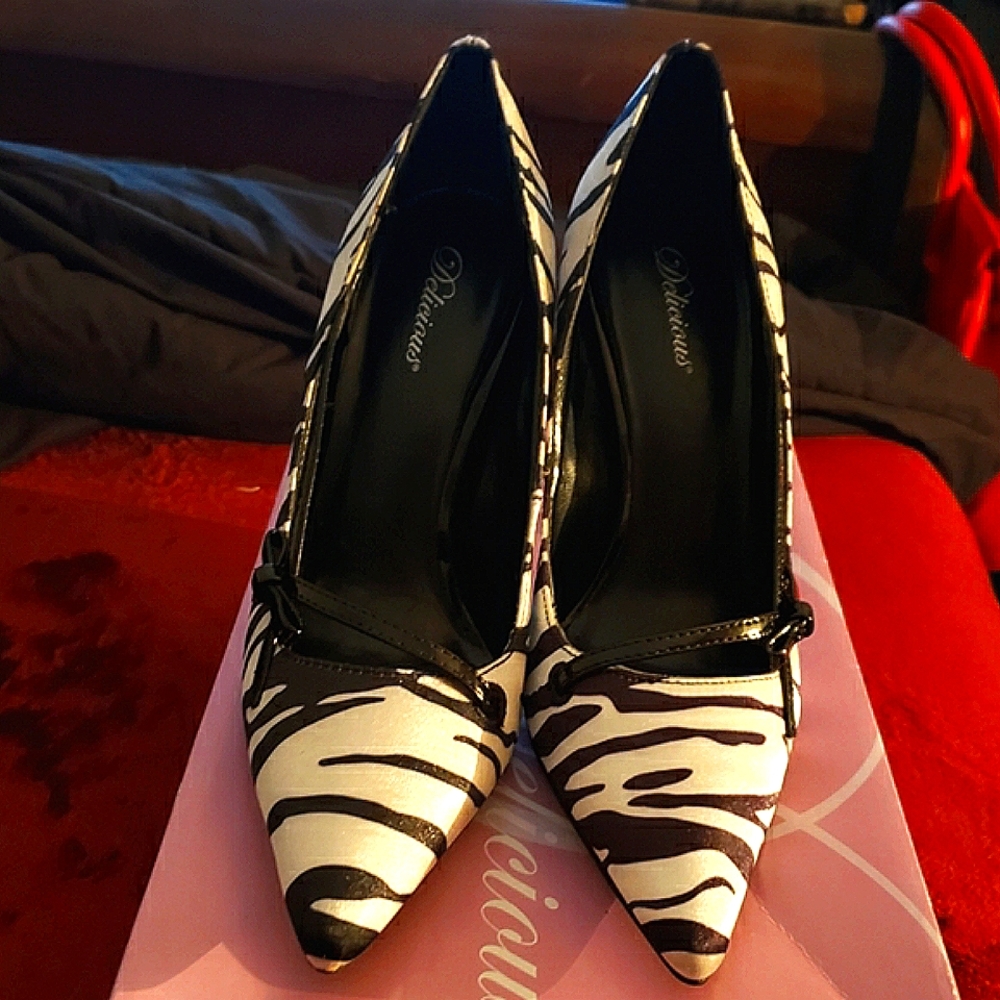 Delicious Black & White Striped  Pumps